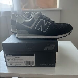 New Balance boys Black and Gray Shoes